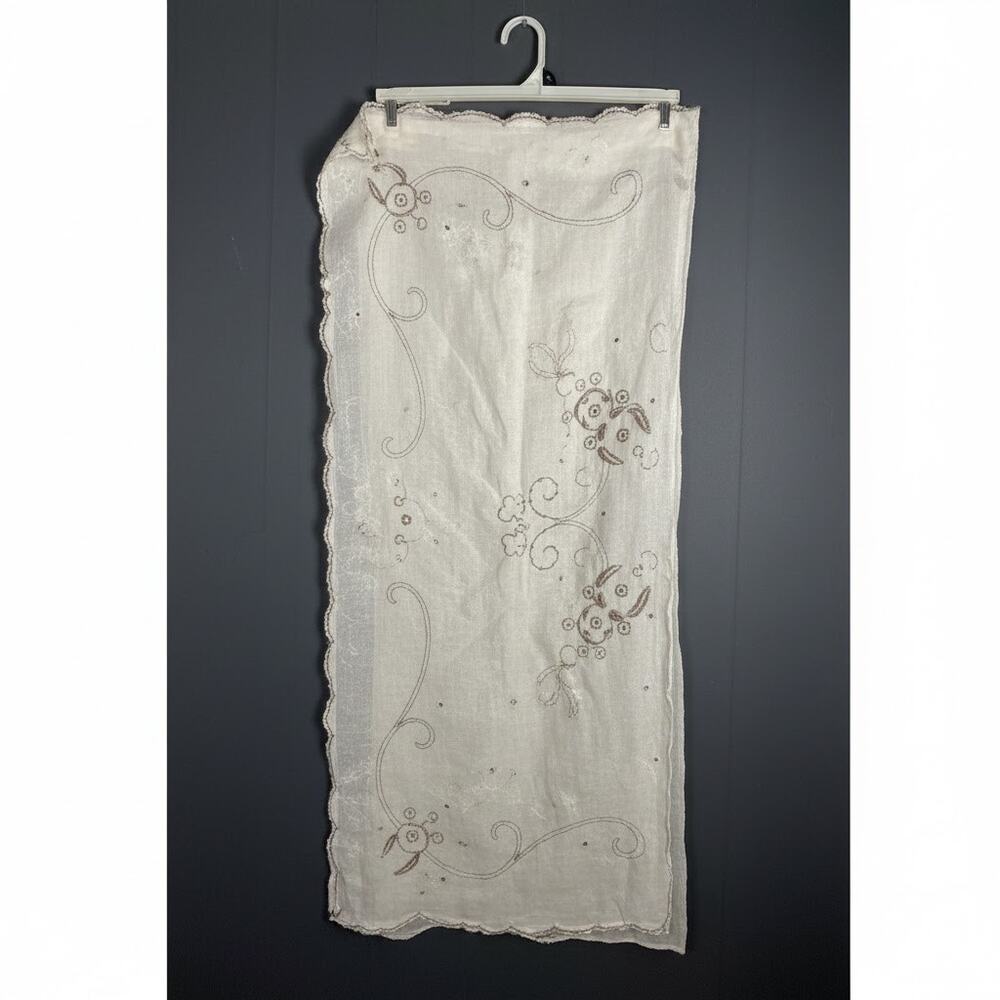 Floral Table Runner · Scalloped Edge · Linen Look · Hand Embroidered